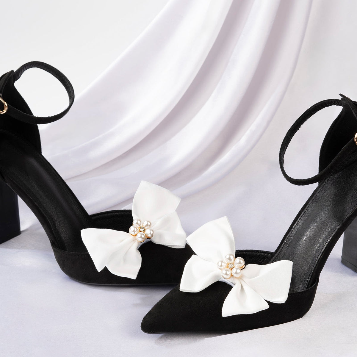 Chic Knot White Shoe Clip